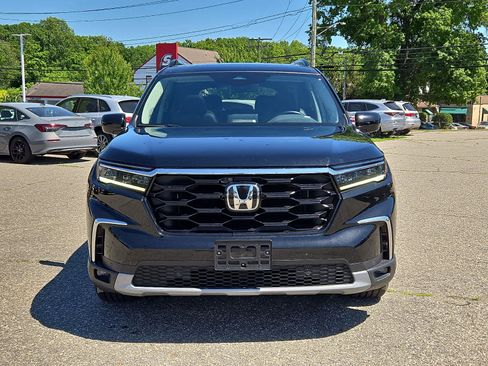 Used 2025 Honda Pilot Touring image 2