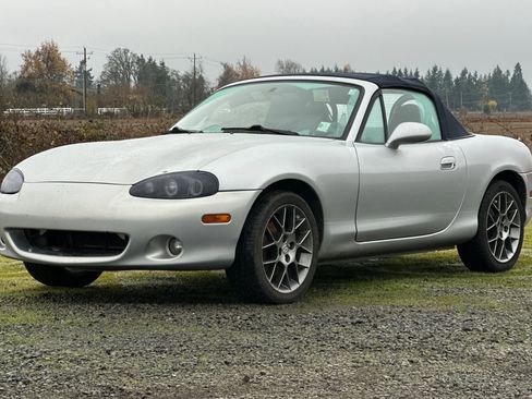 Used 2004 MAZDA MX-5 Miata w/ Leather Azure Blue Pkg image 8