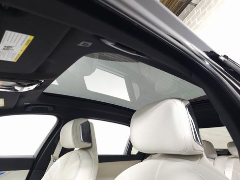 Used 2025 BMW 760i xDrive w/ Premium Package image 18