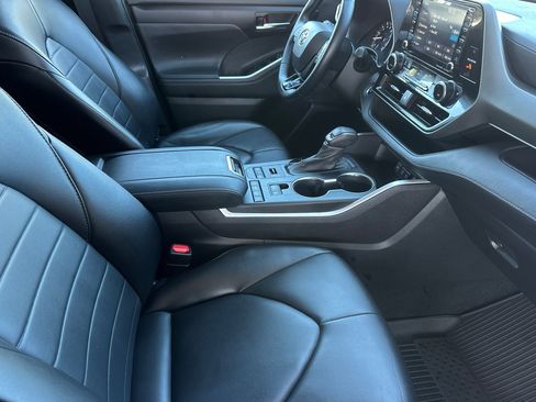 Used 2021 Toyota Highlander XLE image 16
