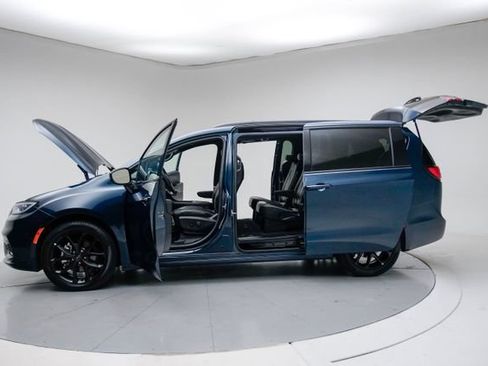 Used 2025 Chrysler Pacifica Limited FWD image 19