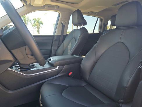 Certified 2025 Toyota Highlander XLE FWD image 23