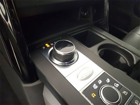 Used 2017 Land Rover Discovery SE image 30