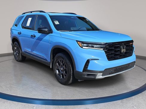 Used 2025 Honda Pilot TrailSport image 3