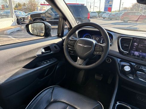 Used 2025 Chrysler Pacifica Limited FWD image 39