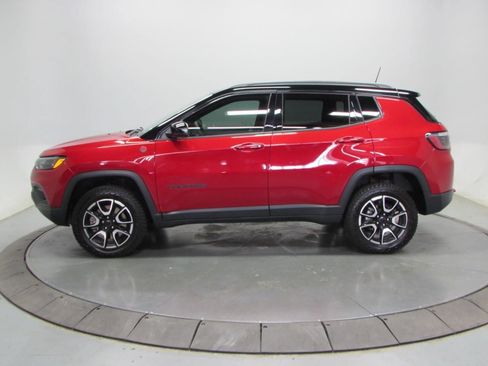 Used 2025 Jeep Compass Trailhawk AWD/4WD image 4