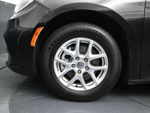 Certified 2023 Chrysler Pacifica Touring-L FWD image 16