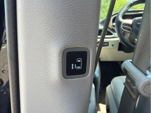 Used 2018 Chrysler Pacifica Touring-L Plus FWD image 13