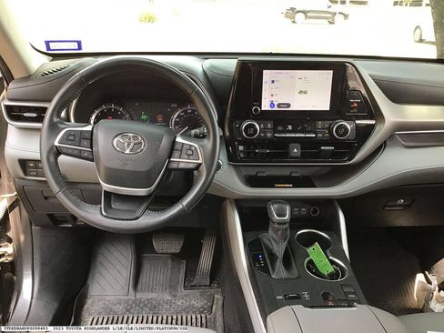 Used 2023 Toyota Highlander XLE FWD image 13