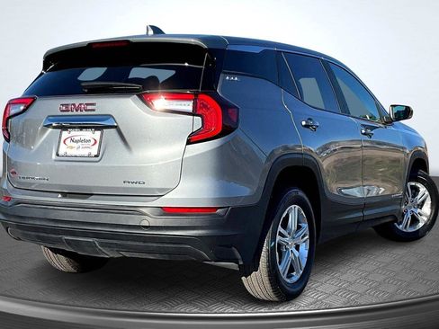 Used 2024 GMC Terrain SLE image 2