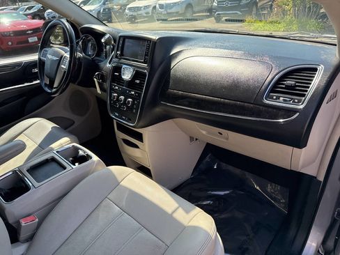 Used 2016 Chrysler Town & Country LX image 22