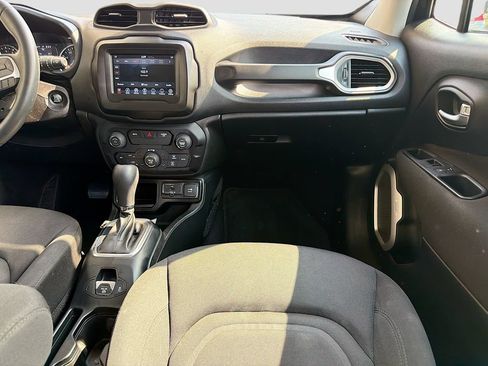 Used 2019 Jeep Renegade Latitude FWD image 18