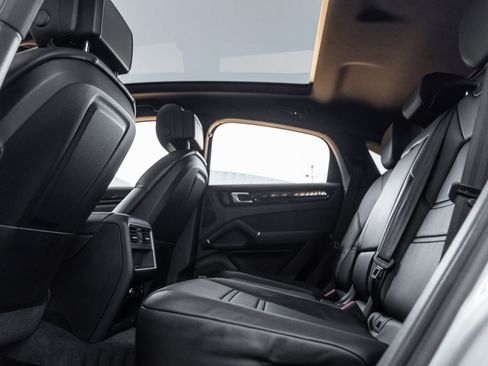 Certified 2022 Porsche Cayenne image 34