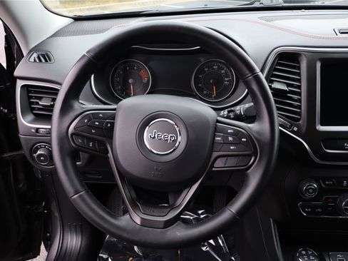 Used 2019 Jeep Cherokee Trailhawk image 15