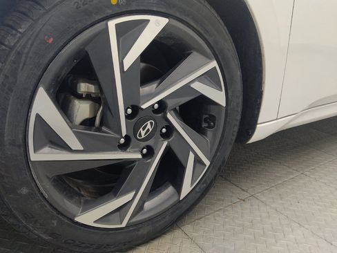 Used 2025 Hyundai Elantra SEL FWD image 31