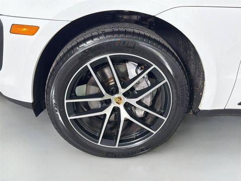 Certified 2024 Porsche Macan AWD/4WD image 11