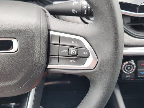 Used 2025 Jeep Compass Latitude AWD/4WD image 40