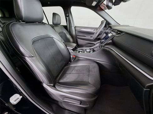 Used 2024 Jeep Grand Cherokee Altitude image 28