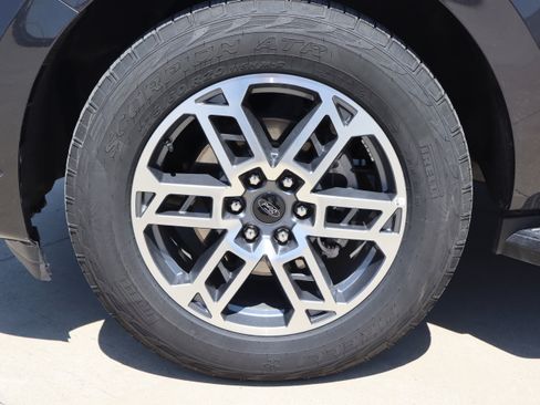 Used 2025 Ford Expedition Active AWD/4WD image 41