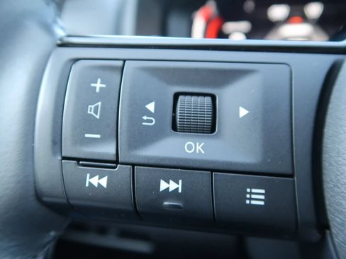 Used 2024 Nissan Rogue SL AWD/4WD image 35