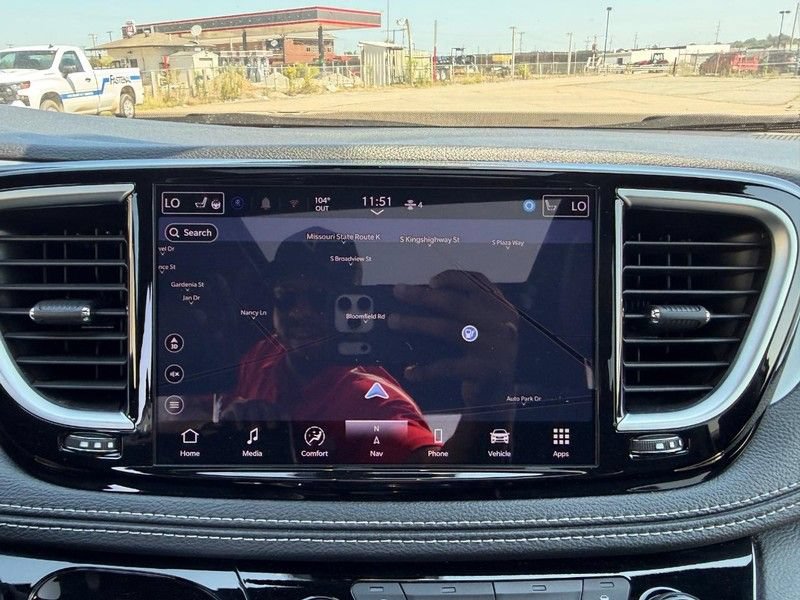 Used 2025 Chrysler Pacifica Limited FWD image 16