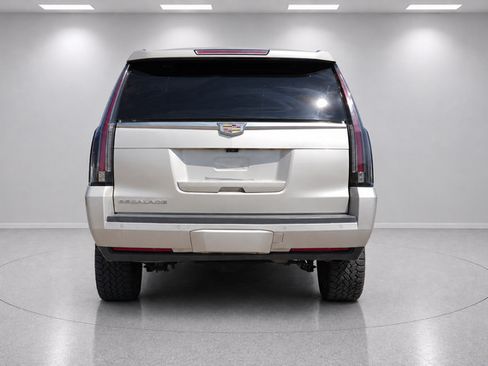 Used 2017 Cadillac Escalade ESV Luxury AWD/4WD image 4