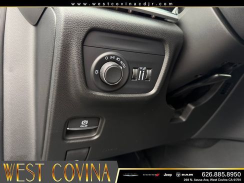 Used 2025 Jeep Grand Cherokee Altitude RWD image 16