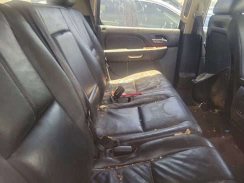 Used 2011 Chevrolet Suburban LT RWD image 11