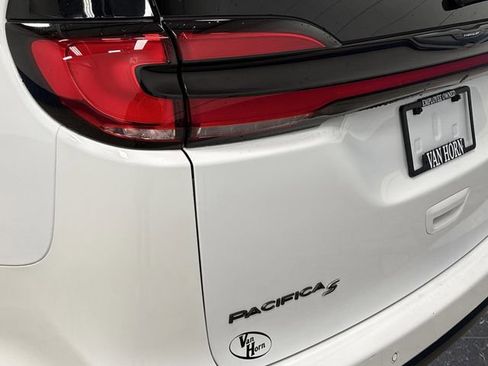 Used 2024 Chrysler Pacifica Select image 34