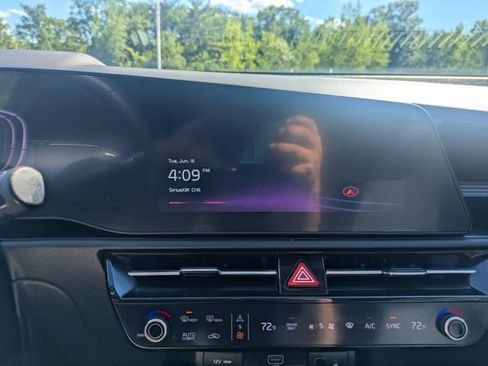 Used 2023 Kia Niro EX FWD image 25