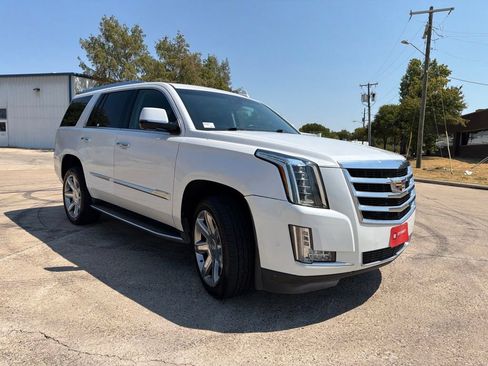 Used 2017 Cadillac Escalade Luxury RWD image 3
