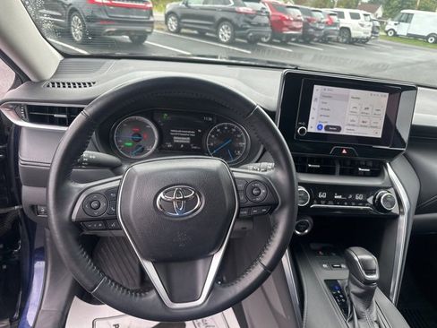Used 2024 Toyota Venza LE image 2