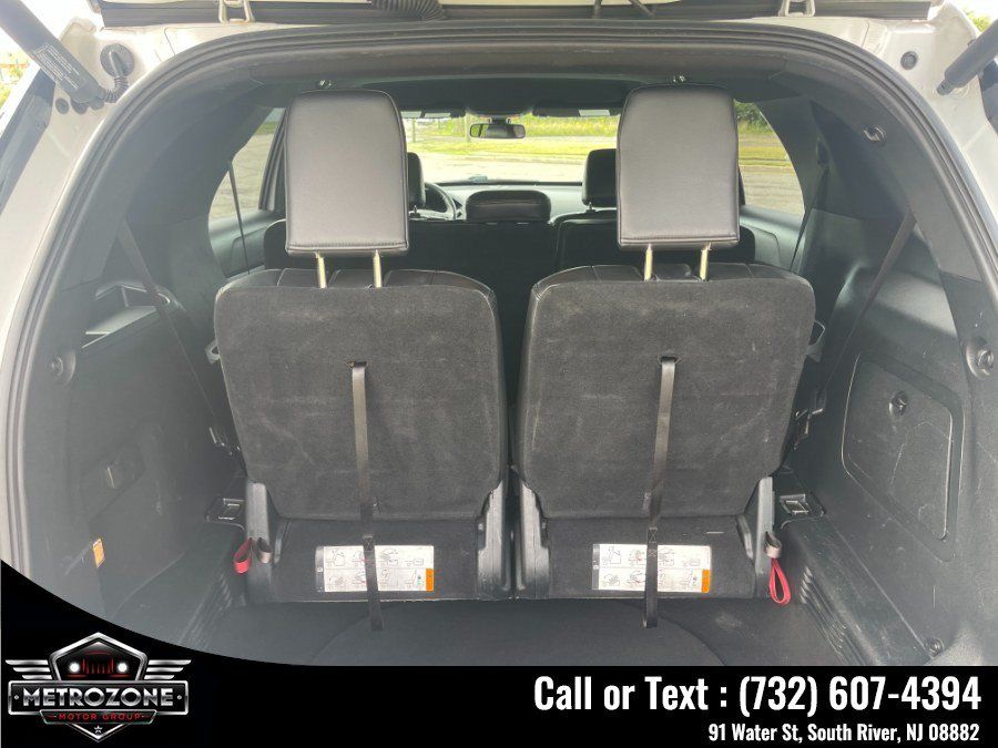 Used 2018 Ford Explorer XLT w/ Equipment Group 202A AWD/4WD image 33