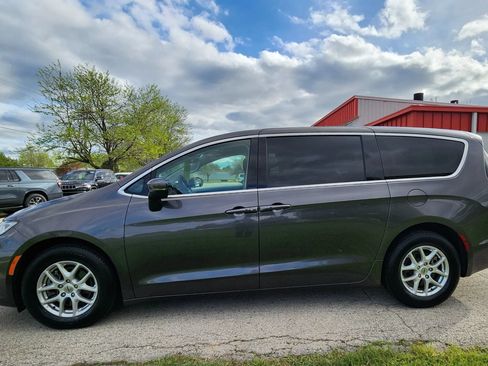 Used 2023 Chrysler Pacifica Touring-L FWD image 13