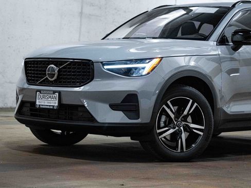 New 2026 Volvo XC40 B5 Core AWD/4WD image 2