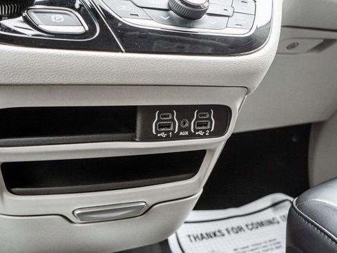 Used 2023 Chrysler Pacifica Touring-L FWD image 21