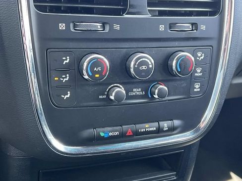 Used 2017 Dodge Grand Caravan SE FWD image 23
