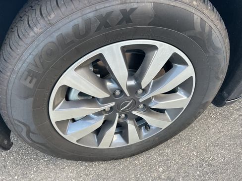 Used 2022 Chrysler Pacifica Touring-L image 11