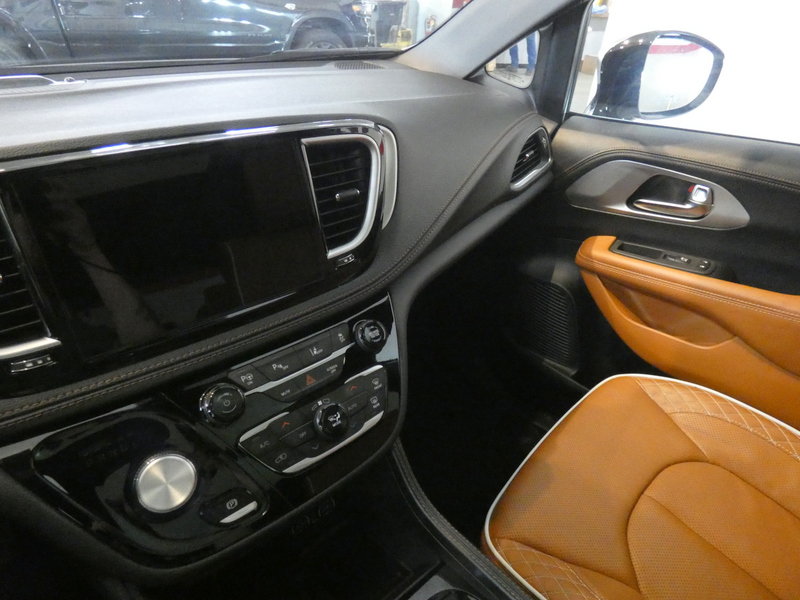 Used 2025 Chrysler Pacifica Pinnacle FWD image 11