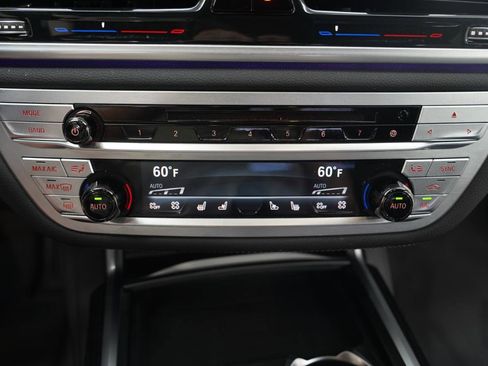 Used 2020 BMW 750i xDrive w/ Executive Package AWD/4WD image 21