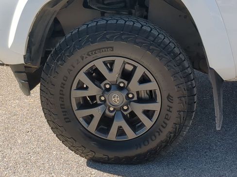 Used 2022 Toyota Tacoma SR5 w/ SR5 Appearance Package (SM) image 9