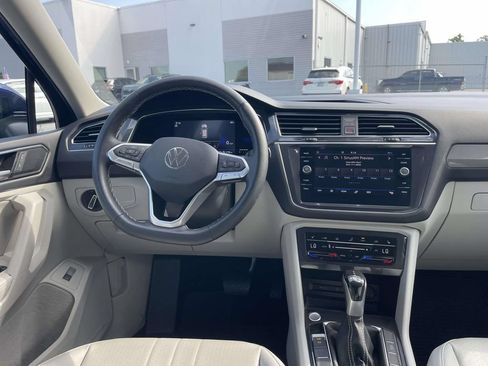 Certified 2022 Volkswagen Tiguan SE FWD image 17