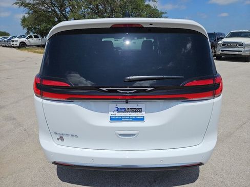 New 2027 Chrysler Pacifica Select FWD image 6