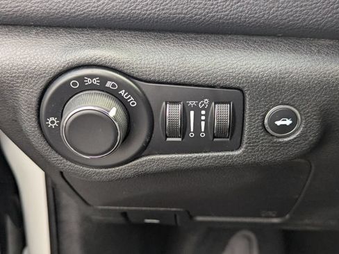 Used 2015 Chrysler 200 Limited w/ Convenience Group FWD image 31