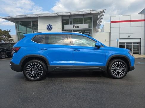 Used 2025 Volkswagen Taos SE image 8