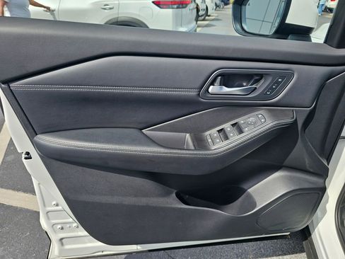 Used 2025 Nissan Rogue SL w/ Tech Package FWD image 16