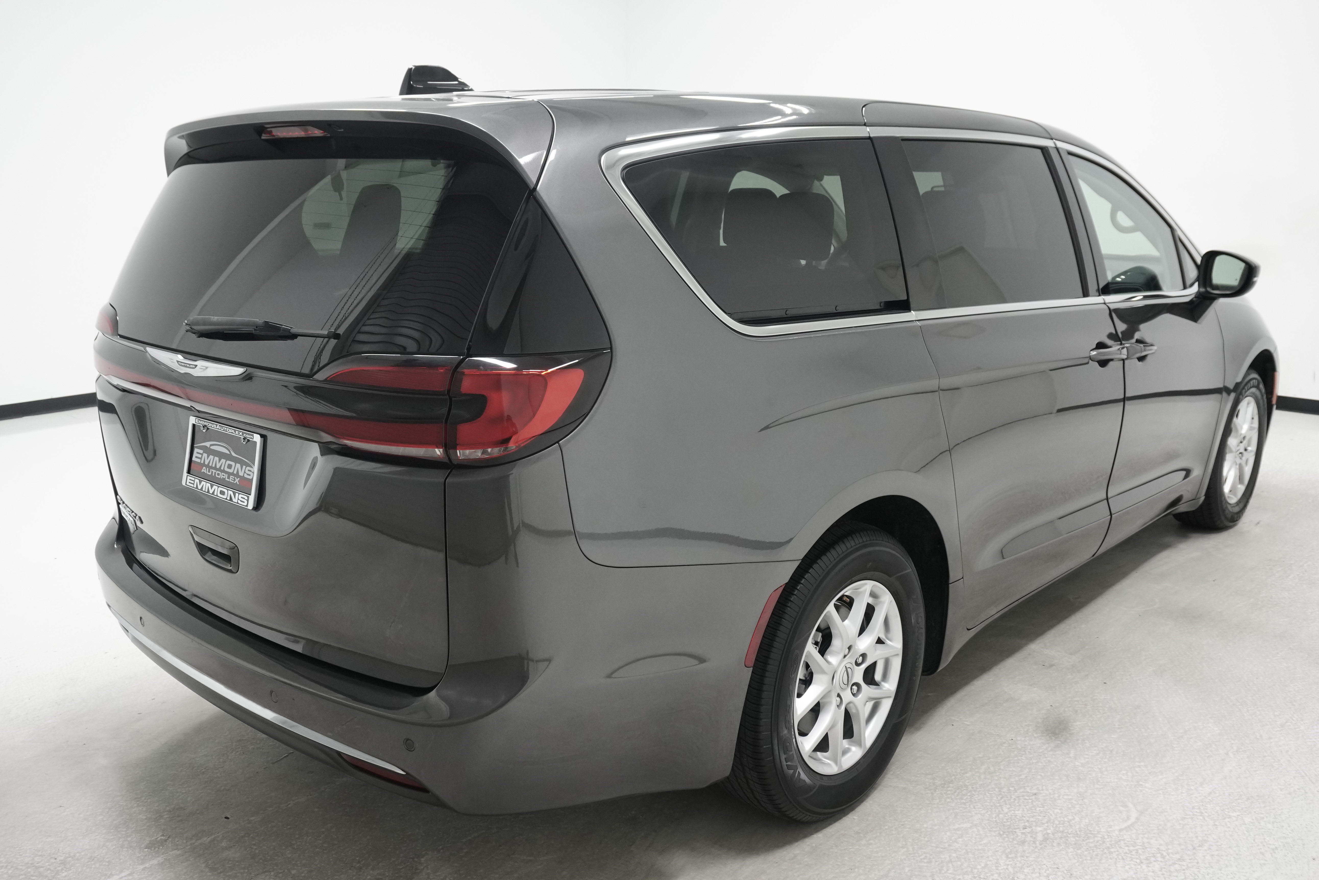 Used 2023 Chrysler Pacifica Touring-L FWD image 4