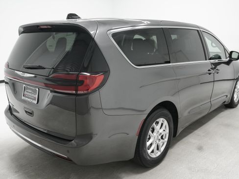 Used 2023 Chrysler Pacifica Touring-L FWD image 4