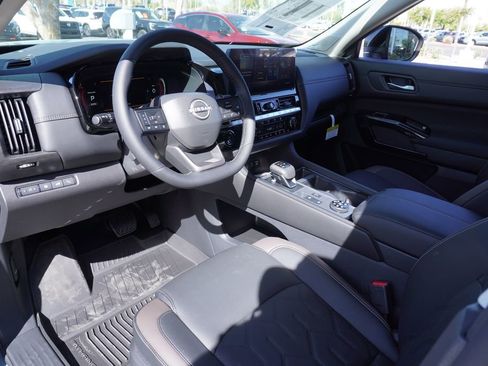 New 2026 Nissan Pathfinder Platinum image 18