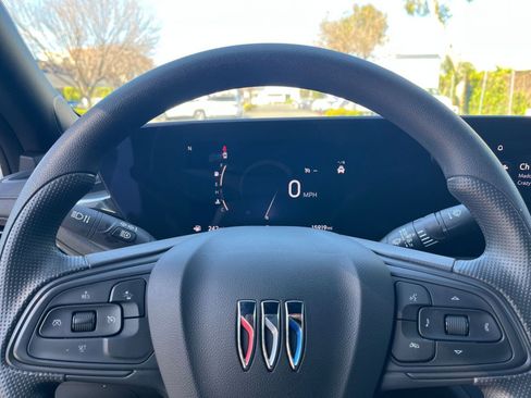 Used 2025 Buick Envista Preferred image 27